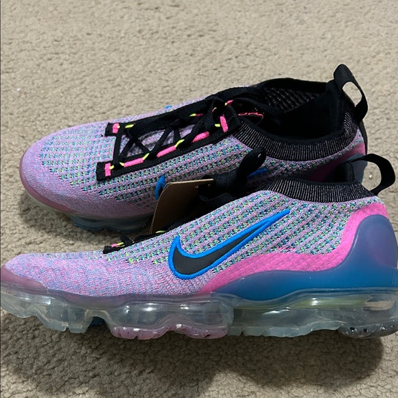 Nike Shoes - NWT Nike Air VaporMax Flyknit 8.5 womens
